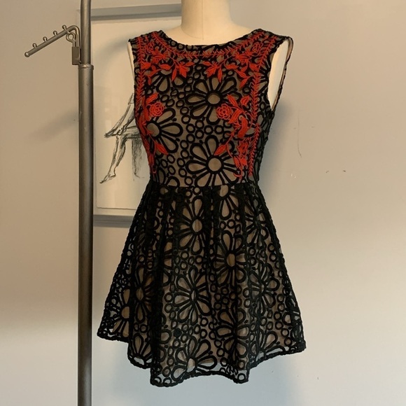 Black and Red Floral Lace Short Dress - Picture 2 of 8